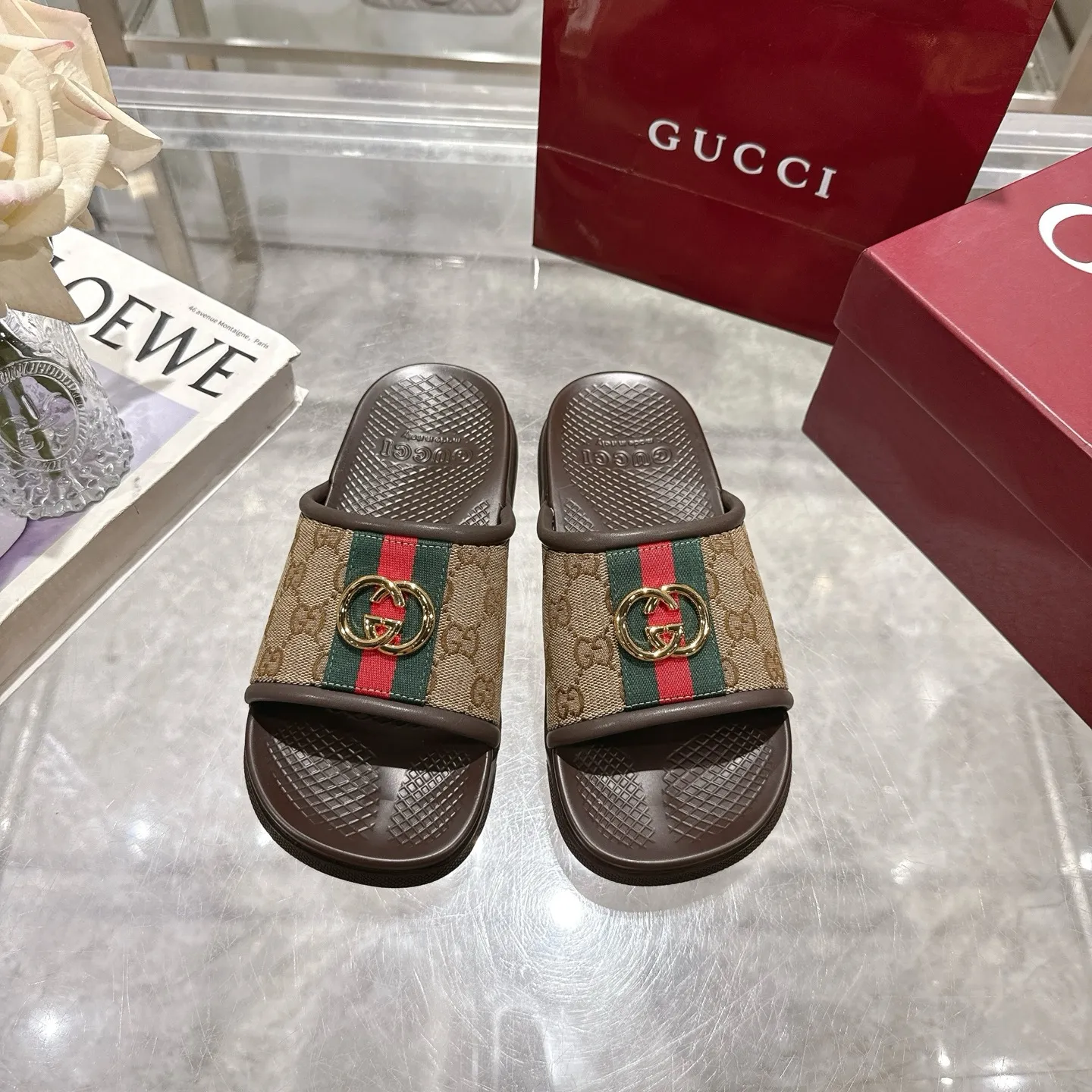 👑 Men's Shoes 420💰 New Summer Men's Slip-On Slides This piece is inspired by the summer spirit and beach clubs of the Italian coast and is part of Gucci Lido. The Pre-Fall collection reinterprets the brand's signature elements and sophisticated patterns in a contemporary way. Made from brown rubber, these flat sandals feature a slip-on design that reinterprets the brand's distinctive green and red webbing.  GG Classic Upper Men's Molded Rubber Footbed GG Gold Hardware Logo Flat Made in Italy Size: Men's 40 to 47,